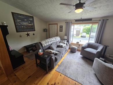 Check out this fully remodeled 3-bed, 2-bath home with a heated - photo 12