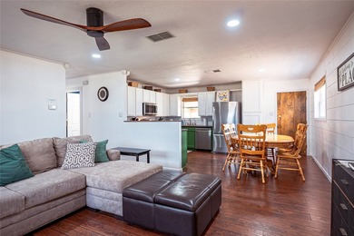Waterfront retreat on sought-after Tanglewood Island, spanning - photo 12