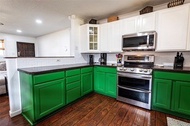 Waterfront retreat on sought-after Tanglewood Island, spanning - photo 14