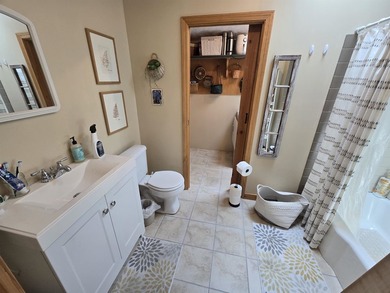Check out this fully remodeled 3-bed, 2-bath home with a heated - photo 19