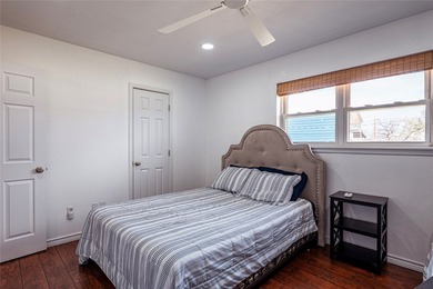 Waterfront retreat on sought-after Tanglewood Island, spanning - photo 21