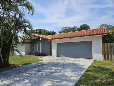 Welcome to this single-story residence in The Pinelands Sec 2 - photo 1