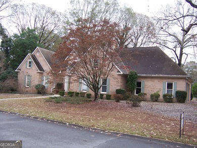 Need some room this is it !!! 5 Bdrm 3 Bth all Brick home. Huge - photo 3
