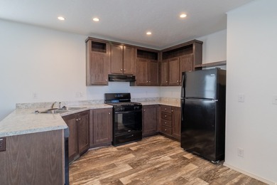 Clean and well-maintained 2 bed, 2 bath home in a quiet Roy - photo 3