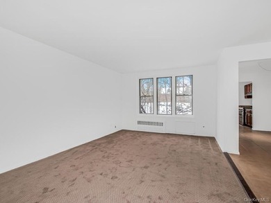 Immaculate Move In ready 1Bedroom 1 Bath Co-op unit with tons of - photo 2