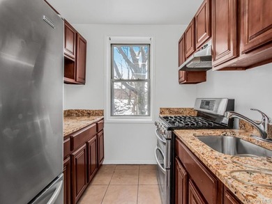 Immaculate Move In ready 1Bedroom 1 Bath Co-op unit with tons of - photo 6
