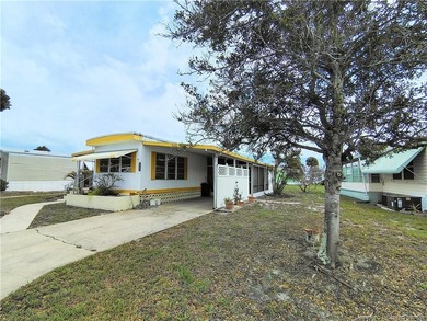 Great remodeled 2 bedroom 2 bath home. Pass thru from kitchen to - photo 3
