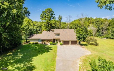 This beautifully updated Lake Hamilton home offers the perfect - photo 2