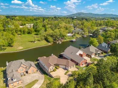 Lake living at its best! Beautiful lakeside home with room for - photo 4