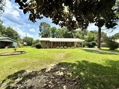 Adorable and meticulously maintained 3 bedroom 2 full bathroom - photo 3