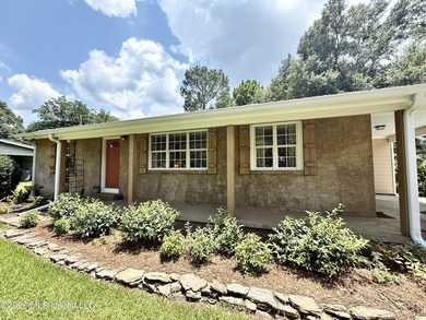 Adorable and meticulously maintained 3 bedroom 2 full bathroom - photo 4