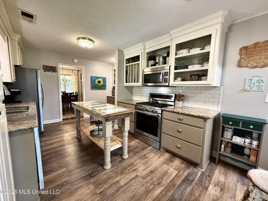 Adorable and meticulously maintained 3 bedroom 2 full bathroom - photo 6