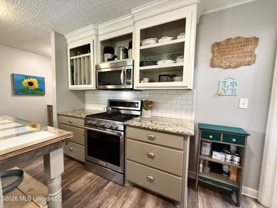 Adorable and meticulously maintained 3 bedroom 2 full bathroom - photo 7