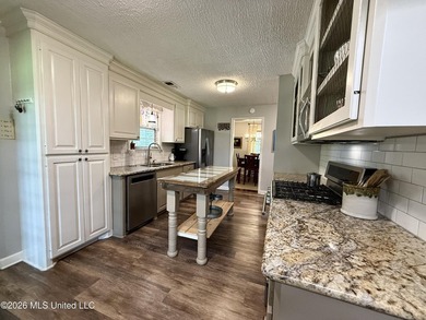 Adorable and meticulously maintained 3 bedroom 2 full bathroom - photo 8