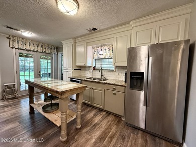 Adorable and meticulously maintained 3 bedroom 2 full bathroom - photo 9