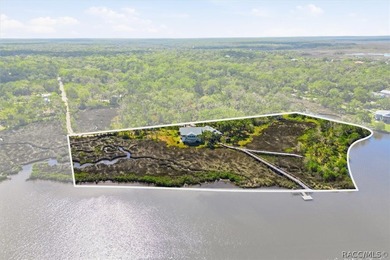 Welcome to a one-of-a-kind waterfront retreat where privacy - photo 5