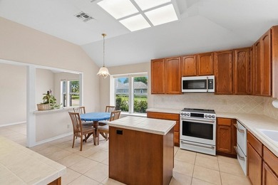 NEW PRICE AND NEW CARPET! Fairway Location | Single Story - photo 4