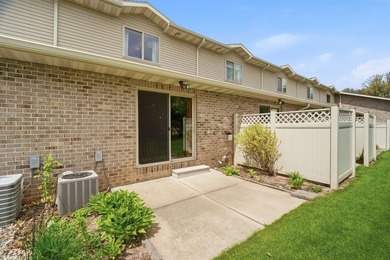 Enjoy the ease of condo living in this well-maintained townhouse - photo 19