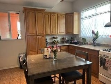 Great investment opportunity. Corner lot with plenty of parking - photo 2