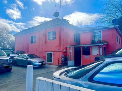 Great investment opportunity. Corner lot with plenty of parking - photo 4