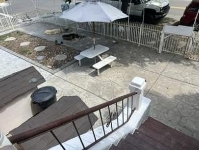 Great investment opportunity. Corner lot with plenty of parking - photo 5