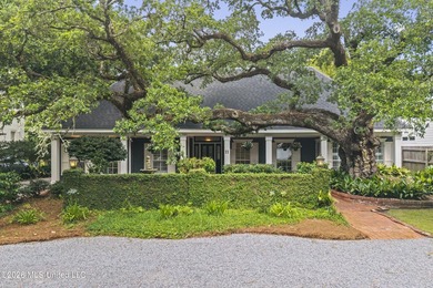 A canopy of magnificent century-old live oaks welcomes you to - photo 2