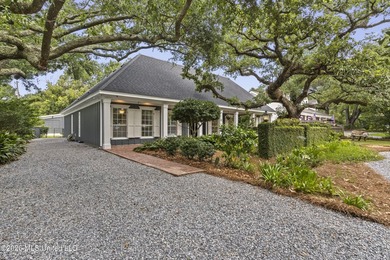 A canopy of magnificent century-old live oaks welcomes you to - photo 4