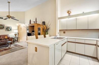 Enjoy the comfort and convenience of single-story villa living - photo 7