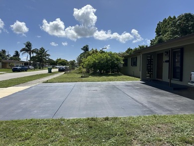 Welcome to this 3-bedroom, 2-bathroom single-story residence - photo 3