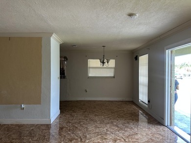 Welcome to this 3-bedroom, 2-bathroom single-story residence - photo 10