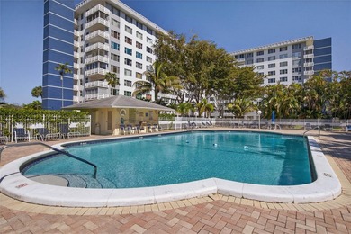 Bright & airy condo in desirable Hillcrest 21! Featuring tile - photo 1
