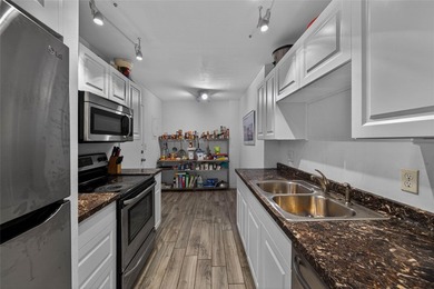 Bright & airy condo in desirable Hillcrest 21! Featuring tile - photo 2