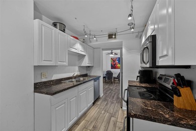 Bright & airy condo in desirable Hillcrest 21! Featuring tile - photo 3