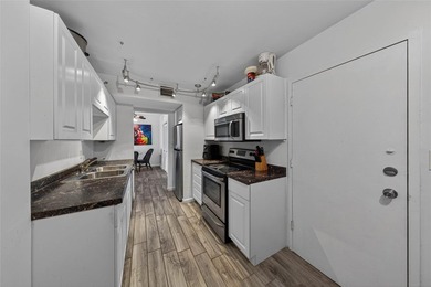 Bright & airy condo in desirable Hillcrest 21! Featuring tile - photo 4