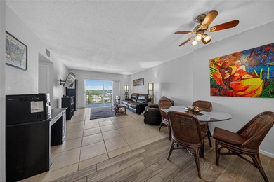 Bright & airy condo in desirable Hillcrest 21! Featuring tile - photo 5