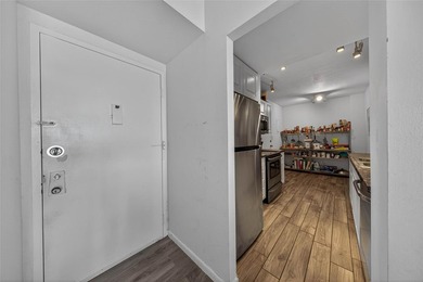 Bright & airy condo in desirable Hillcrest 21! Featuring tile - photo 6