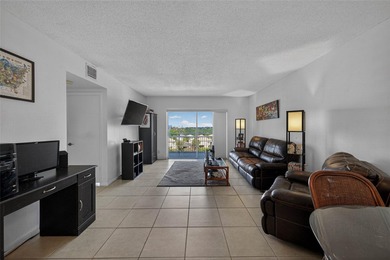 Bright & airy condo in desirable Hillcrest 21! Featuring tile - photo 7
