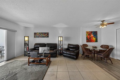 Bright & airy condo in desirable Hillcrest 21! Featuring tile - photo 9