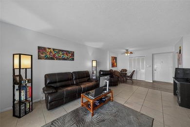 Bright & airy condo in desirable Hillcrest 21! Featuring tile - photo 10