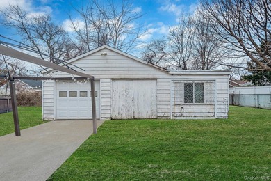 Charming two-story Cape featuring two bedrooms on the second - photo 28