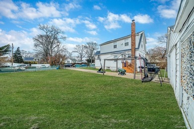 Charming two-story Cape featuring two bedrooms on the second - photo 29