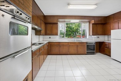 Prime Riverdale Single-Family Home | 5 Bedrooms | Driveway | - photo 11