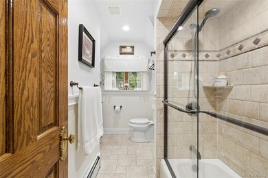 There are homes that present beautifully in photographs, and - photo 14