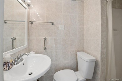Prime Riverdale Single-Family Home | 5 Bedrooms | Driveway | - photo 14