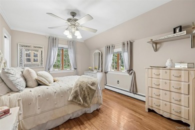 There are homes that present beautifully in photographs, and - photo 17