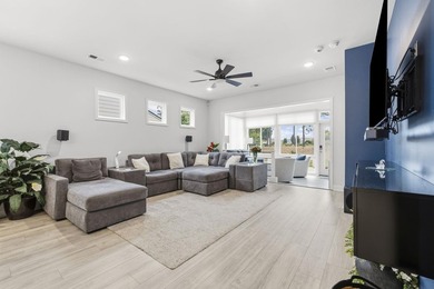 This well maintained 2 bedroom, 2 bathroom home attached villa - photo 18