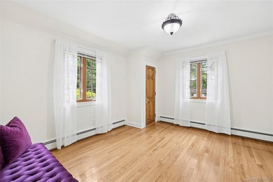 There are homes that present beautifully in photographs, and - photo 18