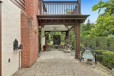 There are homes that present beautifully in photographs, and - photo 21