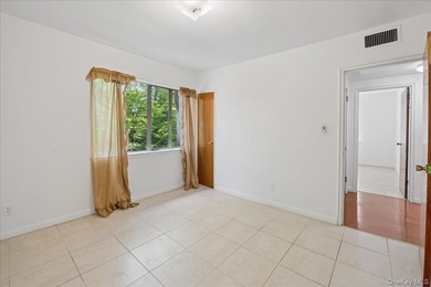 Prime Riverdale Single-Family Home | 5 Bedrooms | Driveway | - photo 21