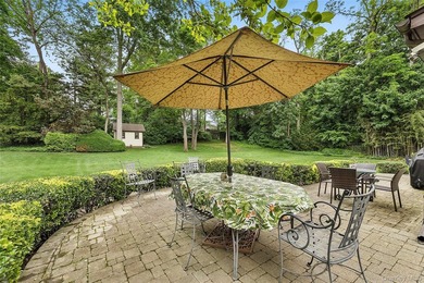 There are homes that present beautifully in photographs, and - photo 22